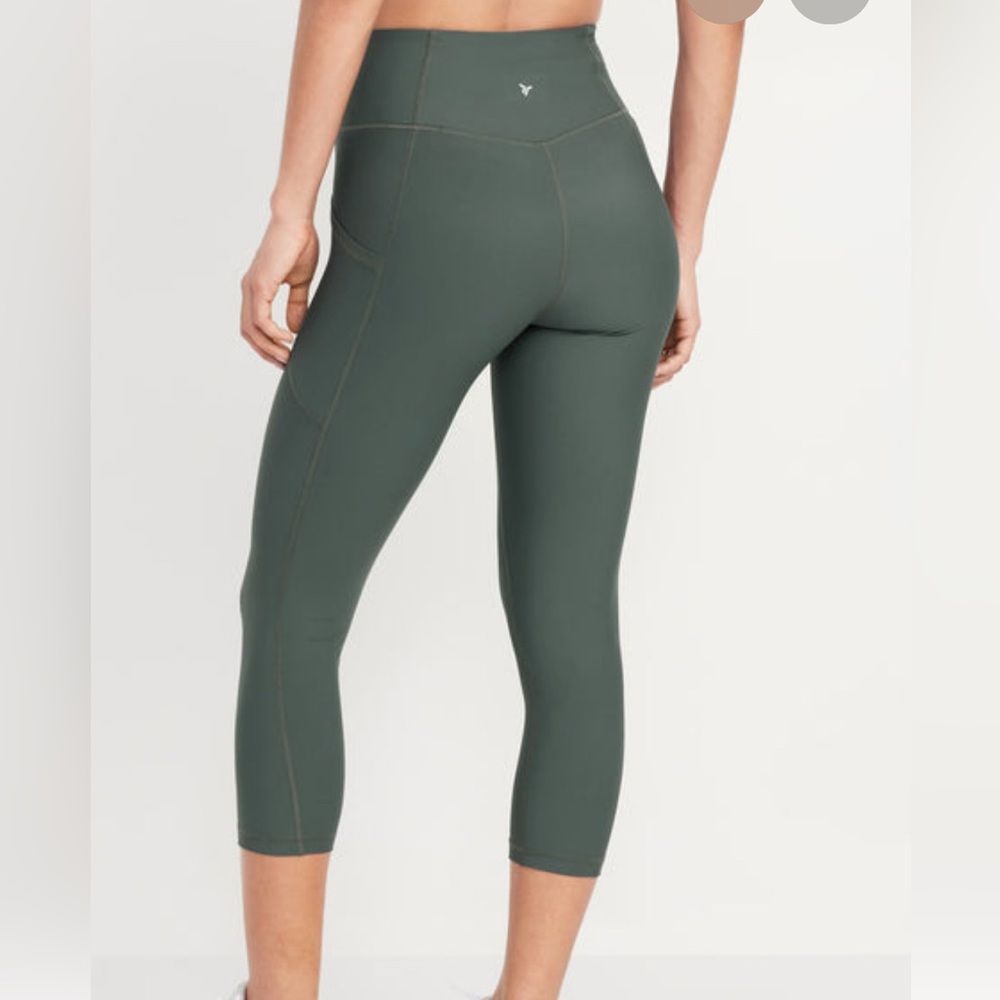Old Navy Cropped High-Waisted Leggings with Side Pockets in Dark Ivy
